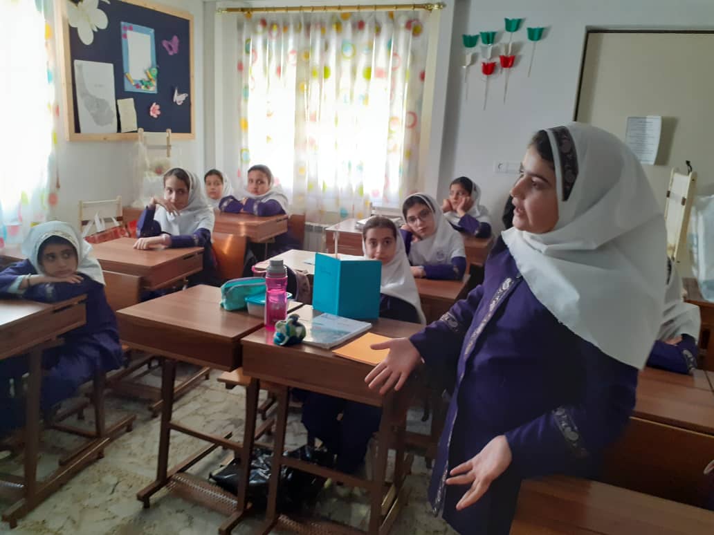زنگ محيط زيست با موضوع هواى پاك در كلاس چهارم «ب»